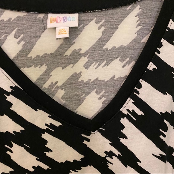 Lularoe Pattern Tee - Picture 2 of 3